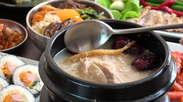 参鶏湯を食べる