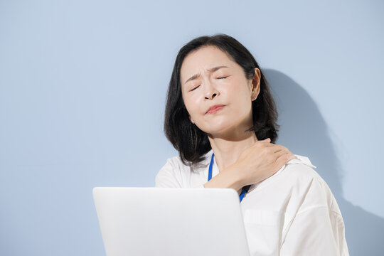 Female office workers who suffer from a straight neck, stiff shoulders, and pain; Japanese businesswomen who experience stiff shoulders and fatigue from working on laptops