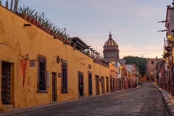 Obraz premium Street of the city of San Miguel De Allende, Mexico at the mornign, Guanajuato, Mexico.