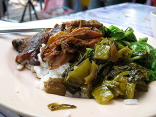 タイの食堂で味わう煮込み豚足ご飯のカオカームー（Khao Kha Mu） © Zumi