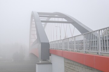 wiadukt kolejowy znikający we mgle © pinus25