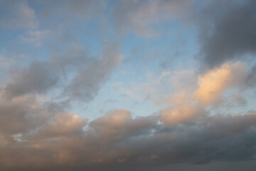 Obraz premium Soft Gray and Pink Clouds in Blue Evening Sky