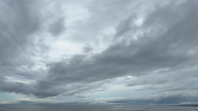 灰色の雲が覆う静かな水平線