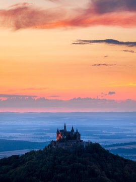 Ausblick auf Burg Hohenzollern in der Abendd&auml;mmerung, Baden-W&uuml;rttemberg, Deutschland 