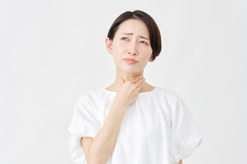 Fototapeta premium 喉が痛いミドルエイジ女性 白背景