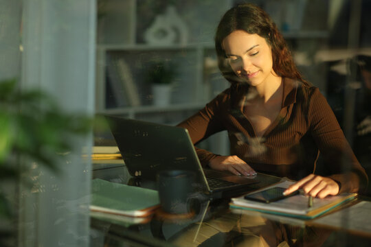 Telecommuter receiving and checking message on phone
