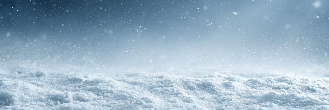 Eiskristalle und Schneeflocken in Makrodarstellung in k&uuml;hlem Blau und Wei&szlig; mit unscharfem Hintergrund, realistischer Stil f&uuml;r Winterwerbung, Weihnachtsgr&uuml;&szlig;e oder K&auml;lte-Themen.