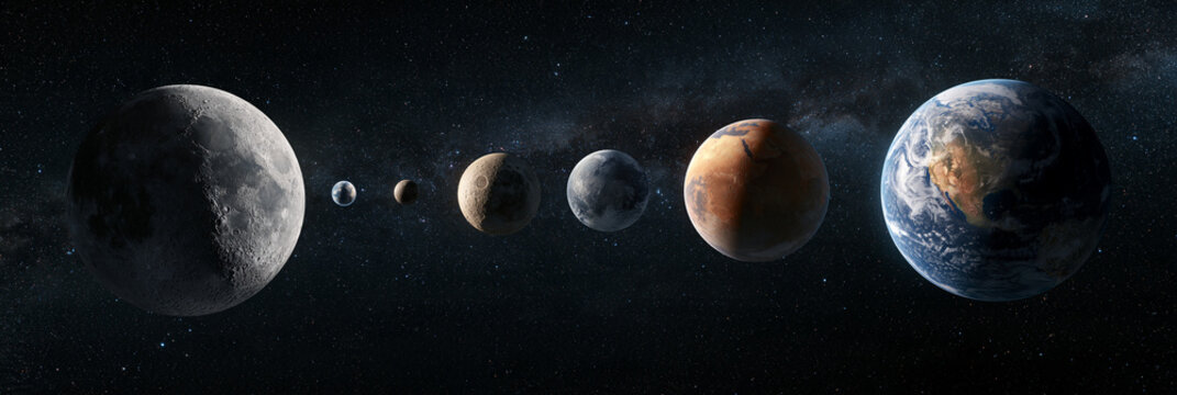 Mond und Planeten in einer Reihe vor dunklem Sternenhimmel, Erde und Mars im Gr&ouml;&szlig;envergleich, realistische Illustration, f&uuml;r Wissenschaftsbanner, Schulpr&auml;sentationen oder Bildungsplattformen.