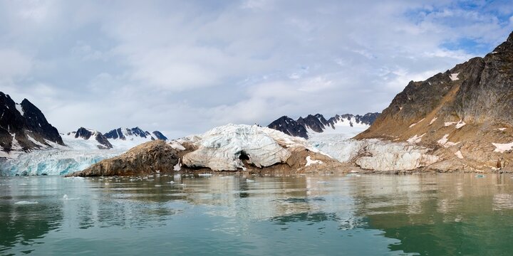 Coastal landscape with small drifting icebergs, Hamilton Bay, Raudfjorden, Spitsbergen, Svalbard archipelago, Norway