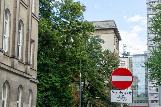 Un segnale stradale di divieto di accesso in Polonia dotato di un pannello esplicativo inferiore con la scritta Nie Dotyczy e il simbolo di una bici, che si traduce in Eccetto Biciclette.