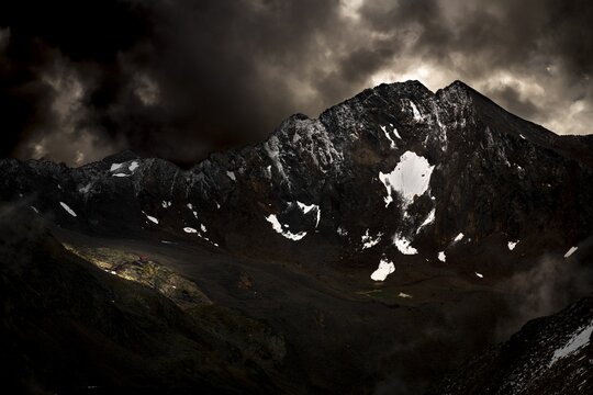 Hildesheimer Hut with &Ouml;tztal mountains and dramatic sky, S&ouml;lden, &Ouml;tztal, Tyrol, Austria