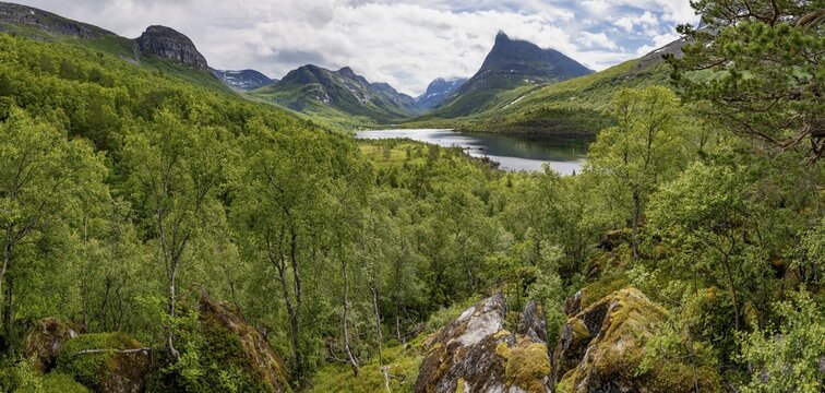 Innerdalen high valley with lake Innerdalsvatna, mountains, right Innerdalst&aring;rnet, Trollheimen, Sunndal, M&oslash;re og Romsdal, Vestlandet, Norway