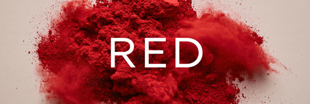 Rotes Pulver mit Schriftzug &bdquo;RED&ldquo;
Explosion aus rotem Farbpulver mit wei&szlig;em Schriftzug &bdquo;RED&ldquo; in der Mitte, grafisches Designmotiv.