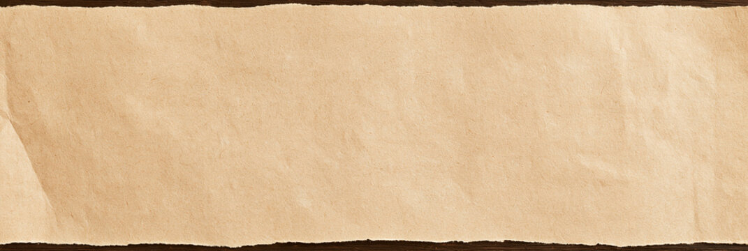 Zerknittertes braunes Packpapier als Hintergrund, beige-orange Textur mit Falten und Knicken, Bannerformat