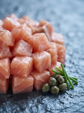 Raw tuna cubes with capers and chives