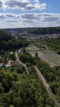 vue a&eacute;rienne panoramique de la ville de Longwy en Meurthe-et-Moselle, avec son terrain de golf international au premier plan. Septembre 2026 apr&egrave;s un &eacute;t&eacute; caniculaire et tr&egrave;s sec pour la v&eacute;g&eacute;tation 
