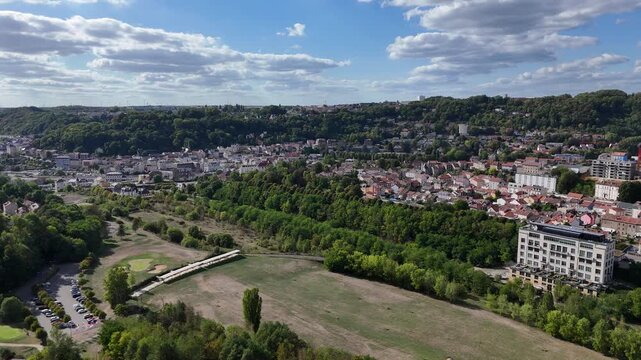 vue a&eacute;rienne panoramique de la ville de Longwy en Meurthe-et-Moselle, avec son terrain de golf international au premier plan. Septembre 2026 apr&egrave;s un &eacute;t&eacute; caniculaire et tr&egrave;s sec pour la v&eacute;g&eacute;tation 