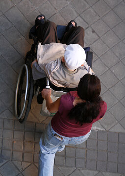 Silla de ruedas, esperanza de vida, anciano y cuidadora empujando a viejo sentado movilidad tercera edad, asistente social, ayuda a persona mayor y longevidad