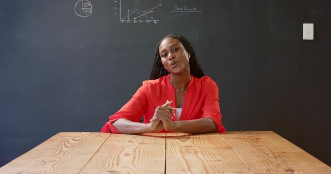 Close up of people talking to the camera, Businesswoman sitting at table in office, contemplating pr