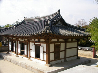 Obraz premium Traditional Korean hanok building with a tiled roof