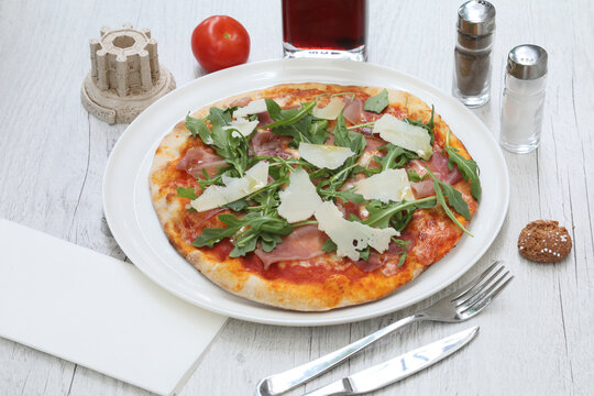 Plats italiens avec une pizza sur une table &agrave; manger