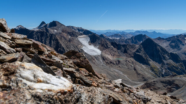 Ausblick ins Hochgebirge in den Stubaier Alpen (mit Gletscherrest)