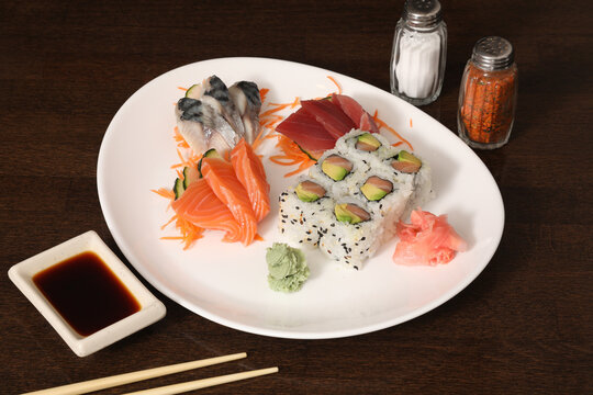 Plat japonais avec sushi et sashimi pr&eacute;sent&eacute; sur une assiette blanche