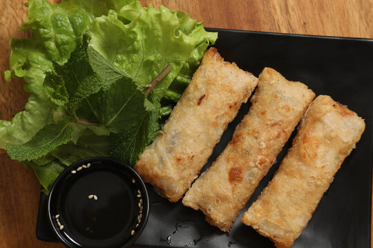 Plat de rouleaux de printemps en Tha&iuml;lande avec salade