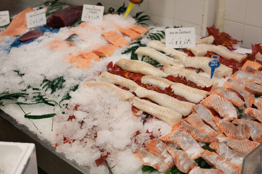 Offre de poissons frais dans une poissonnerie