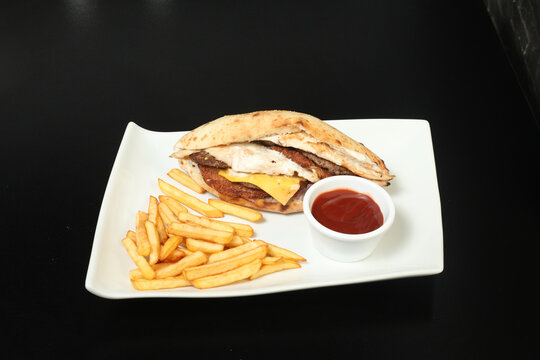Repas dans un restaurant de restauration rapide avec sandwich et frites