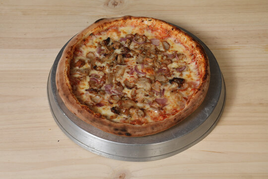 Pizza avec viande sur une plaque en m&eacute;tal &agrave; un restaurant de fast food