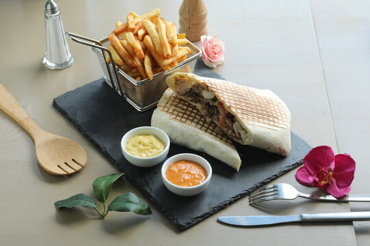 Repas de fast-food avec une portion de frites et un sandwich