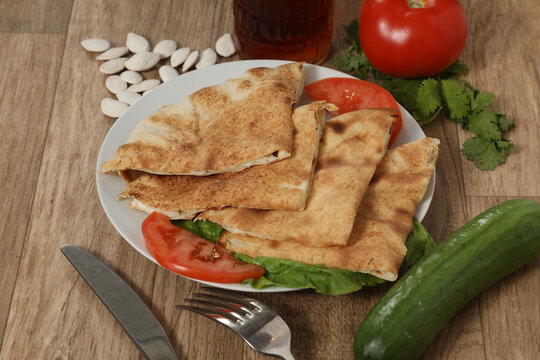 Des plats libanais avec pain, l&eacute;gumes et herbes