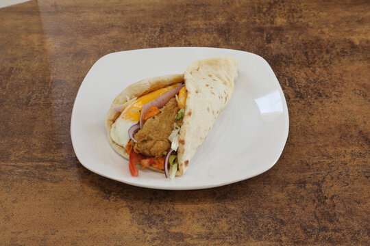 Repas de fast food avec un wrap sur une assiette