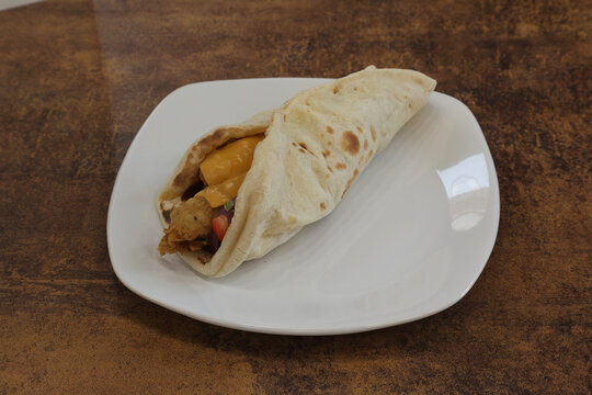 Plat de fast-food avec poulet et fruits sur une assiette blanche