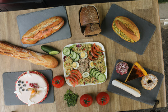 Offre de snacks &agrave; la boulangerie avec diverses options de plats