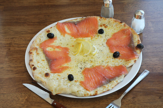 Plat de pizza avec saumon dans un restaurant
