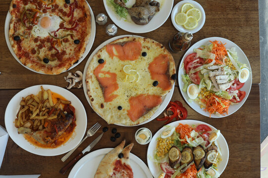 Plats dans un restaurant avec divers mets sur une table en bois