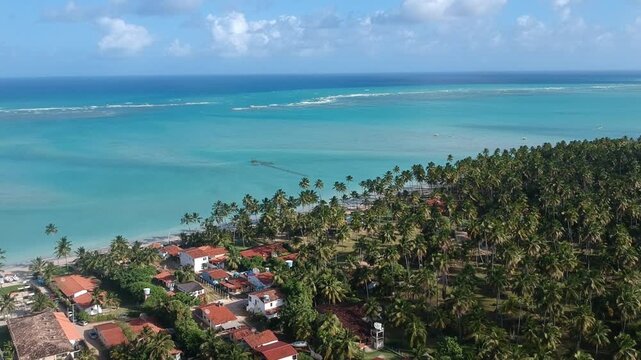 Drone sobre Maragogi, Alagoas, com mar turquesa, praia tropical, coqueiros e litoral paradis&iacute;aco