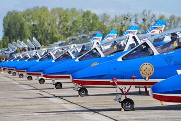 Obraz premium Patrouille de France avions alignés avant départ