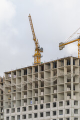 Building reaching new heights in vibrant urban landscape during midday © beholdereye
