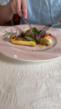 レストランのメインディッシュを食べる