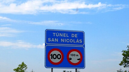 Road information sign on the AP-1 motorway in Spain, indicating the San Nicolás tunnel. The photo shows road infrastructure and signage on the Spanish motorway,August 30, 2026 © GenadiyGM