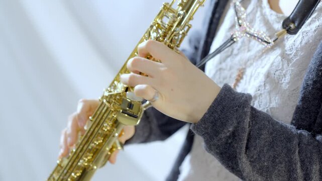 ソプラノサックスを演奏している女性の手元のアップショット2
白背景