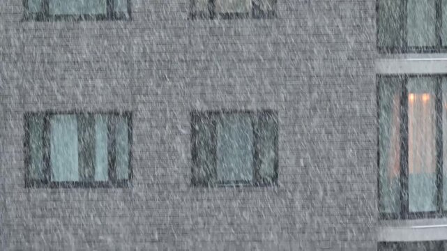 雪降る建物の窓と灯り