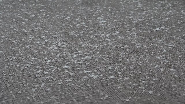 地面に降り積もる初雪のクローズアップ