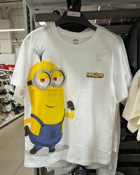 Camiseta de manga corta con el estampado del personaje de los Minions Kevin, en tienda Carrefour, Madrid, Espa&ntilde;a, 25 de junio de 2026	