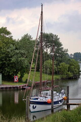 Fototapeta premium Segelboot im Hafen von Hooksiel