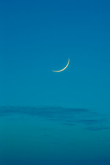 夕暮れの深い青空に浮かぶ繊細な三日月と夜空のコピースペース背景 © suisounonou