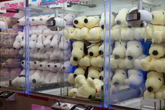 2026年7月に東京都町田市のスヌーピーミュージアム（Snoopy Museum Tokyo）の近くのゲームセンターで、スヌーピーのぬいぐるみでいっぱいのUFOキャッチャー（クレーンゲーム）の機械